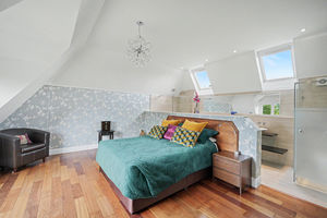 Principal bedroom- click for photo gallery